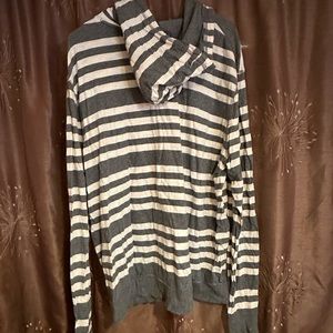 Men’s light weight grey/off white long sleeve shirt with hood and front pockets